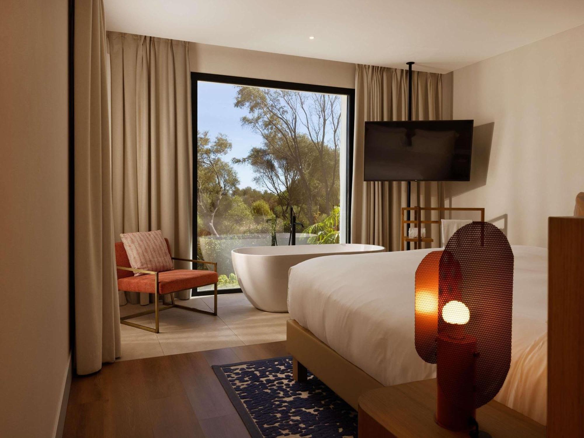 SO LOFTY King with living room and terrace